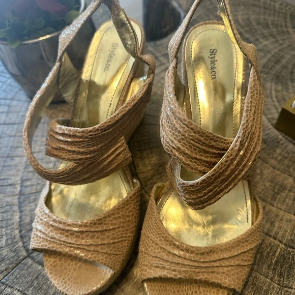 Tan and cream wedges gorgeous comfortable wedges size women’s 9 - Picture 2 of 5